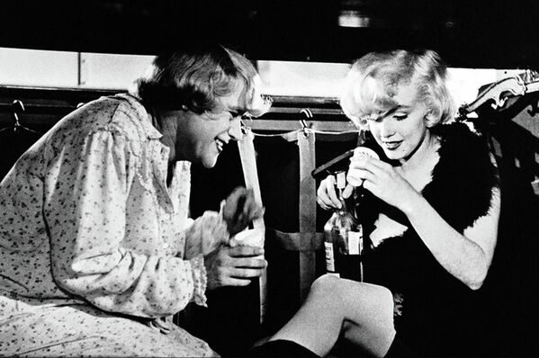 Monroe nunca tuvo honorarios millonarios. Por ejemplo, por su papel de Josephine en &#x27;Some Like It Hot&#x27; (1959) le pagaron 300.000 dólares, una cifra récord para ella. A modo de comparación, Elizabeth Taylor cobró un millón de dólares por interpretar a la reina egipcia Cleopatra en 1963. - Sputnik Mundo