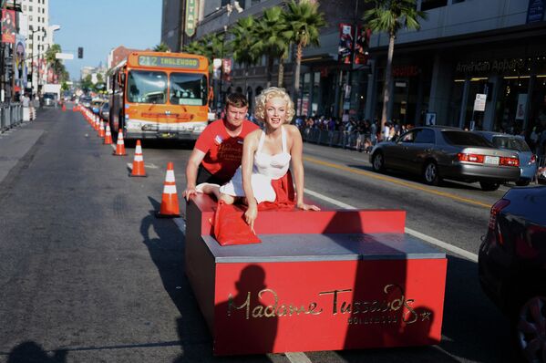 Un empleado del Museo Madame Tussauds en Hollywood transporta la figura de cera de Marilyn Monroe. - Sputnik Mundo