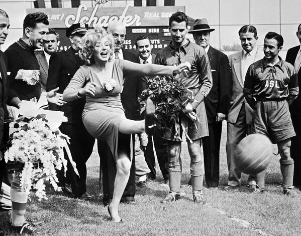 En mayo de 1957, Monroe participó en la inauguración de un partido de fútbol entre el equipo Hapoel, de Tel Aviv, y la selección de las estrellas de la Liga Americana. Fueron los israelíes quienes pidieron que la actriz asistiera al evento. &quot;Como deportistas, nos gustaría ver el equipo Brooklyn Dodgers, pero como los hombres, queríamos ver a Marilyn Monroe&quot;, afirmaron. El equipo israelí ganó el partido 6 a 4. - Sputnik Mundo