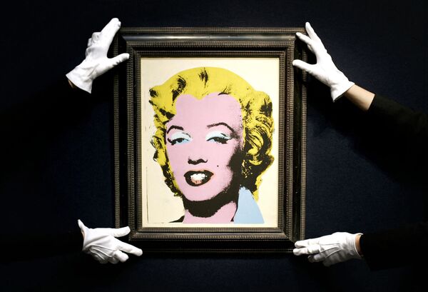 El rey del &#x27;pop-art&#x27; Andy Warhol creó más de un centenar de retratos de Marilyn Monroe. La artista Dorothy Podber disparó contra cuatro de ellos como parte de una &#x27;performance&#x27;, después de lo cual Warhol los tituló &#x27;Shot Marilyns&#x27;. Y un retrato de Monroe llamado &#x27;Lemon Marilyn&#x27; que pintó justo después de su muerte fue subastado por 15 millones de dólares en 2007. A modo de comparación, fue comprado originalmente por tan solo 250 dólares. - Sputnik Mundo