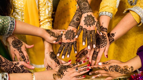 Imagen referencial de manos con henna - Sputnik Mundo