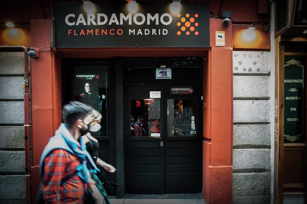 Gente paseando por delante del tablao flamenco Cardamomo, en el centro de Madrid - Sputnik Mundo