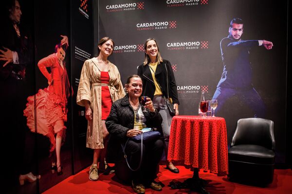 Asistentes al tablao flamenco Cardamomo, del centro de Madrid, haciéndose una foto en el vestíbulo - Sputnik Mundo
