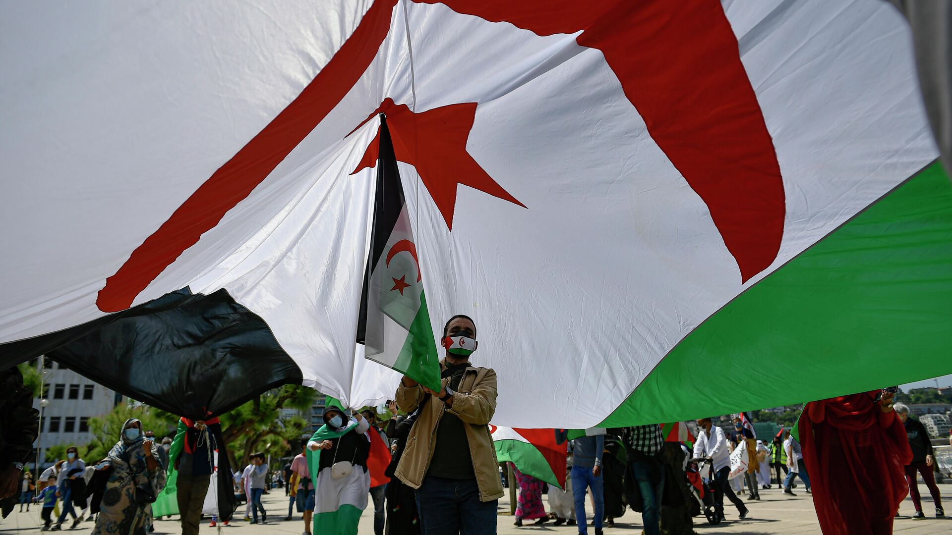Un manifestante con la bandera de Sahara Occidental (archivo) - Sputnik Mundo, 1920, 13.05.2022