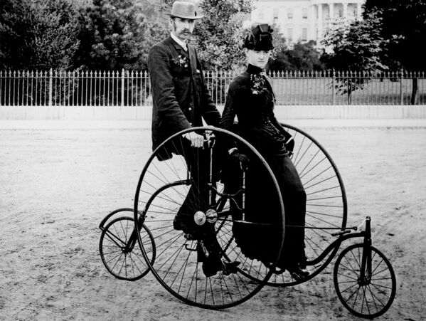 Una pareja en una bicicleta de cuatro ruedas frente a la Casa Blanca, 1886.  - Sputnik Mundo