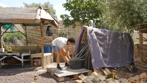 Un adolescente construye una casa-cueva después de una discusión con su madre - Sputnik Mundo