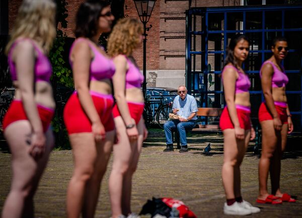 Un hombre observa una protesta estudiantil en la plaza Plein en La Haya (Países Bajos). - Sputnik Mundo