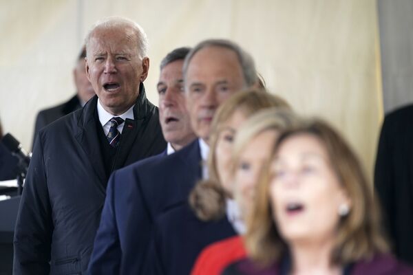 El presidente de Estados Unidos, Joe Biden, canta God Bless America durante un evento del Día de los Caídos en New Castle (EEUU). - Sputnik Mundo