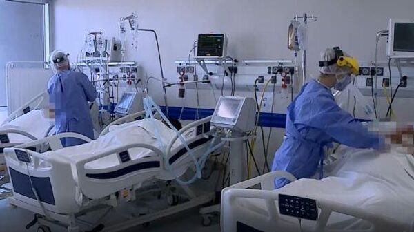 Las unidades de cuidados intensivos están llenas y los casos por COVID-19 aumentan en Argentina - Sputnik Mundo