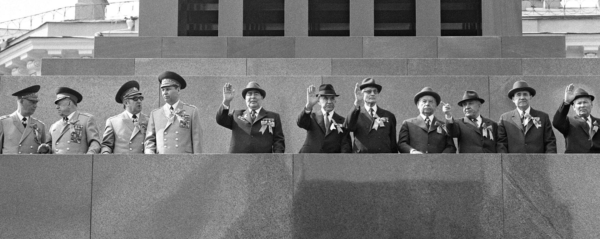 Los líderes del gobierno de URSS en la Plaza Roja de Moscú. - Sputnik Mundo, 1920, 05.06.2021