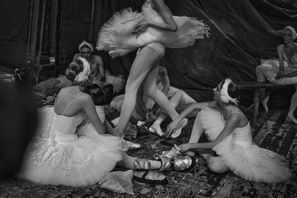 Alexéi Tsiler ganó en la categoría proyecto fotográfico con Detrás del ballet, una mirada entre las bambalinas de una academia de ballet durante una actuación.  - Sputnik Mundo