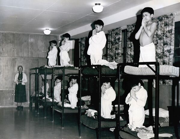 Los niños rezan en sus camas en la escuela residencial Bishop Horden en la comunidad Moose Factory, en 1950.  - Sputnik Mundo