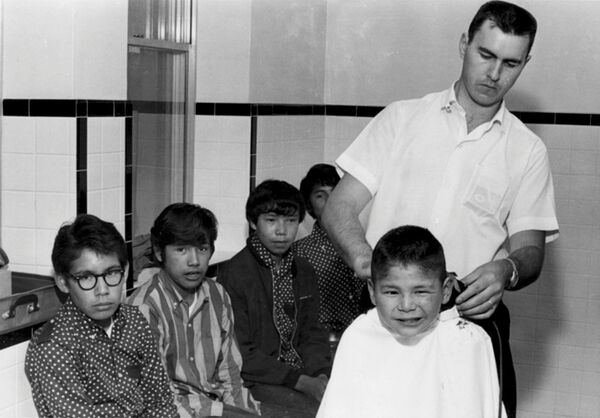 Un hombre corta el pelo a los niños en la escuela residencial Shingwauk, en la ciudad de Sault Ste. Marie, provincia de Ontario, en 1960.  - Sputnik Mundo