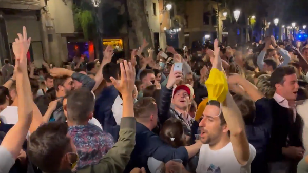 Desde el fin del estado de alarma, Barcelona está viviendo un aumento considerable de fiestas en la calle - Sputnik Mundo