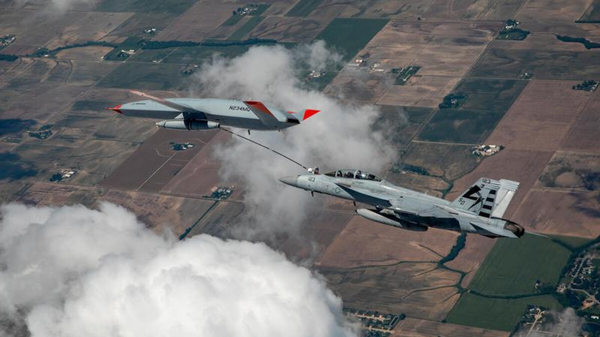 El dron MQ-25 Stingray reabastece el caza F/A-18 Super Hornet - Sputnik Mundo