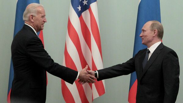 El presidente de Rusia, Vladímir Putin, con su homólogo estadounidense, Joe Biden (archivo) - Sputnik Mundo