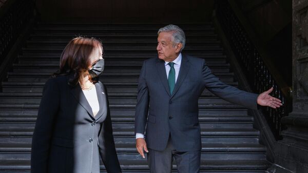 El presidente de México, Andrés Manuel López Obrador, recibe a la vicepresidente de EEUU, Kamala Harris, en el Palacio Nacional - Sputnik Mundo