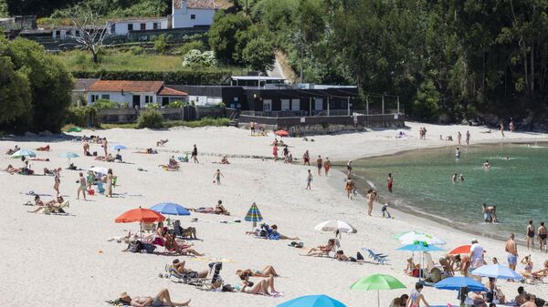 Personas en la playa, en Marín (Pontevedra) en junio 2021 - Sputnik Mundo