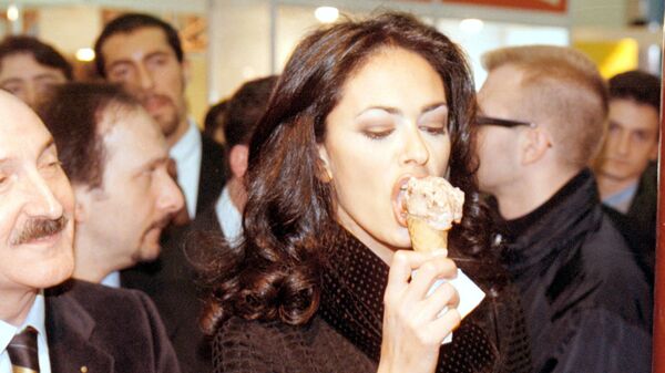 Итальянская актриса Мария Грация Кучинотта во время поедания мороженого в Римини  - Sputnik Mundo