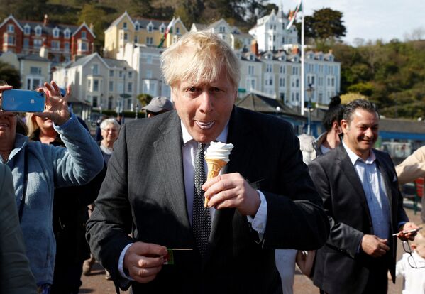 El primer ministro británico, Boris Johnson, disfruta de un helado durante una visita a Llandudno, en Gales del Norte (Reino Unido), en 2021. - Sputnik Mundo