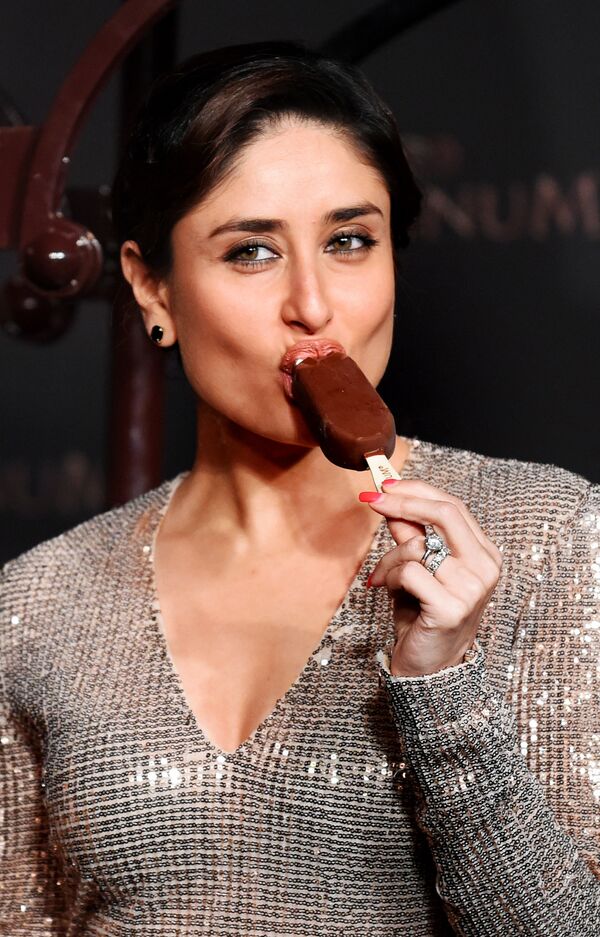 El helado llegó a Francia en el siglo XVI, pero la receta a base de leche apareció allí solamente en el siglo XVIII.En la foto: la actriz india Kareena Kapoor se come un helado en el bar de un hotel en Nueva Delhi (la India), en 2015. - Sputnik Mundo