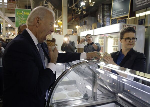 El entonces vicepresidente estadounidense, Joe Biden, se come un helado durante una visita a Columbus, Ohio (EEUU). - Sputnik Mundo