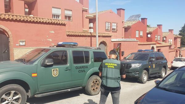 Un agente de la Guardia Civil española en una operación reciente de Algeciras (Cádiz) - Sputnik Mundo