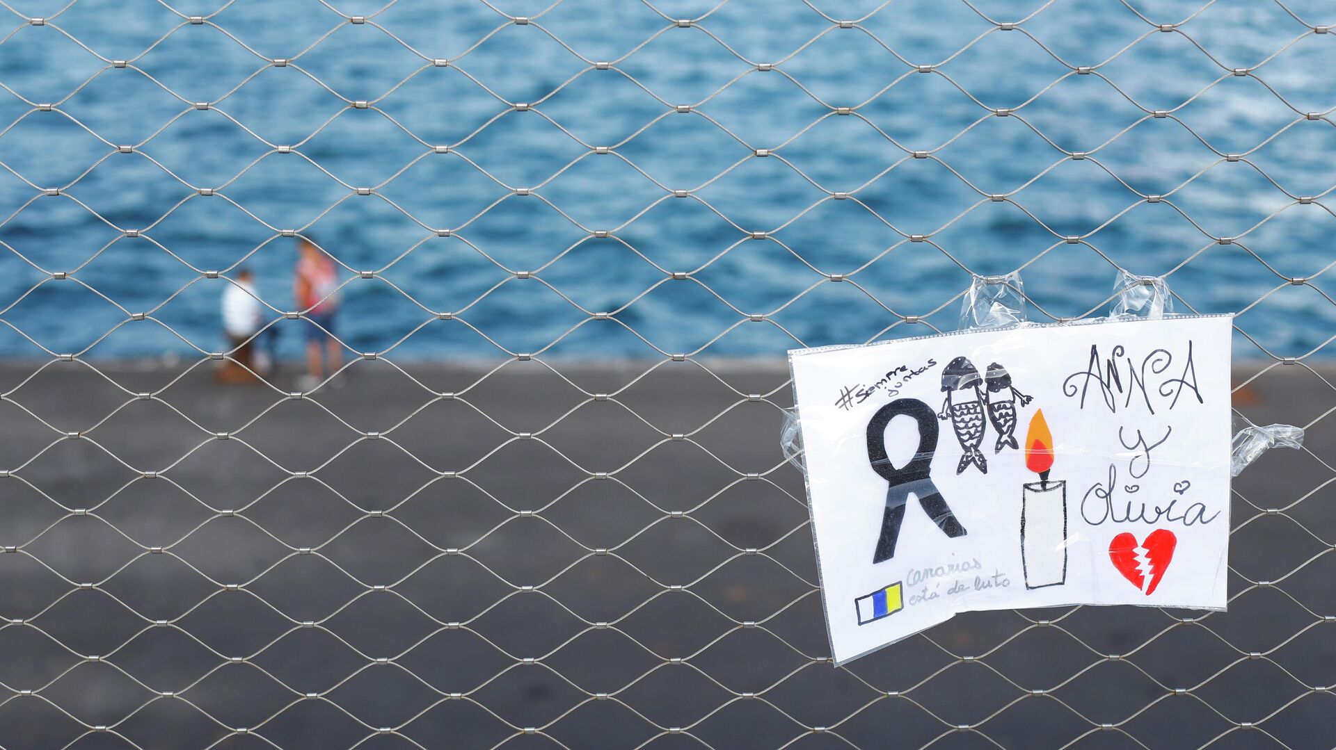 Un cartel colocado en una valla en memoria de las niñas desaparecidas en Tenerife, España - Sputnik Mundo, 1920, 13.01.2022