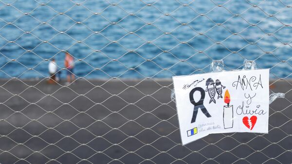 Un cartel colocado en una valla en memoria de las niñas desaparecidas en Tenerife, España - Sputnik Mundo