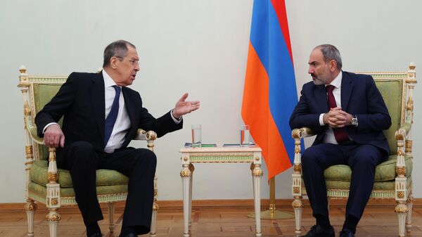 Canciller ruso, Serguéi Lavrov, y primer ministro interino de Armenia, Nikol Pashinián - Sputnik Mundo