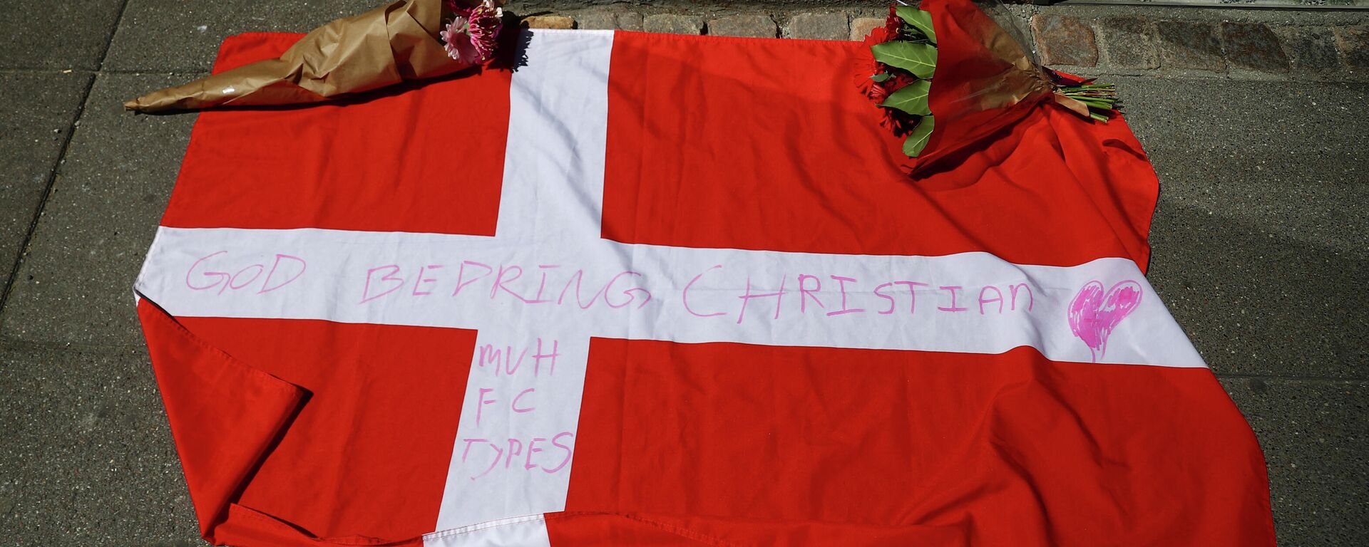 Bandera de Dinamarca y flores frente al hospital donde se encuntra el futbolista Christian Eriksen - Sputnik Mundo, 1920, 13.06.2021