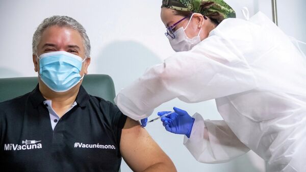 Iván Duque, presidente de Colombia recibe la vacuna contra el coronavirus - Sputnik Mundo