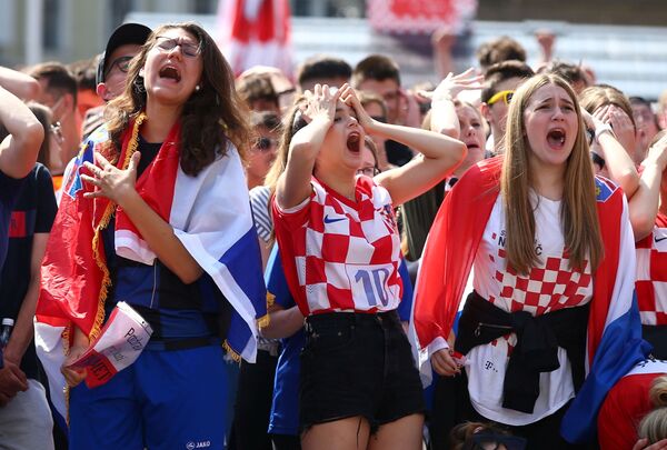 Los aficionados croatas ven el partido entre su selección e Inglaterra el 13 de junio en la zona de aficionados en Zagreb. Croacia perdió ante el conjunto inglés por 0-1. - Sputnik Mundo