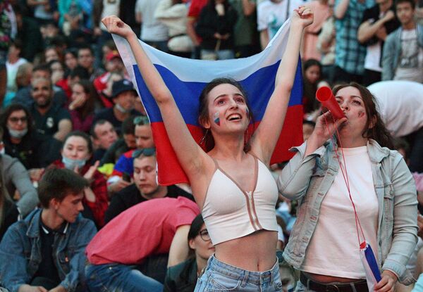 Los aficionados miran la retransmisión del partido entre Rusia y Bélgica en la villa futbolística de la UEFA Euro 2020 en San Petersburgo el 12 de junio. La selección nacional de Rusia perdió 0-3 ante Bélgica. - Sputnik Mundo