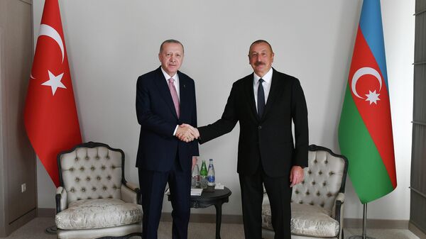 Recep Tayyip Erdogan, el presidente de Turquía (izqda.), con su homólogo azerí, Ilham Iliyev  (dcha.)  - Sputnik Mundo