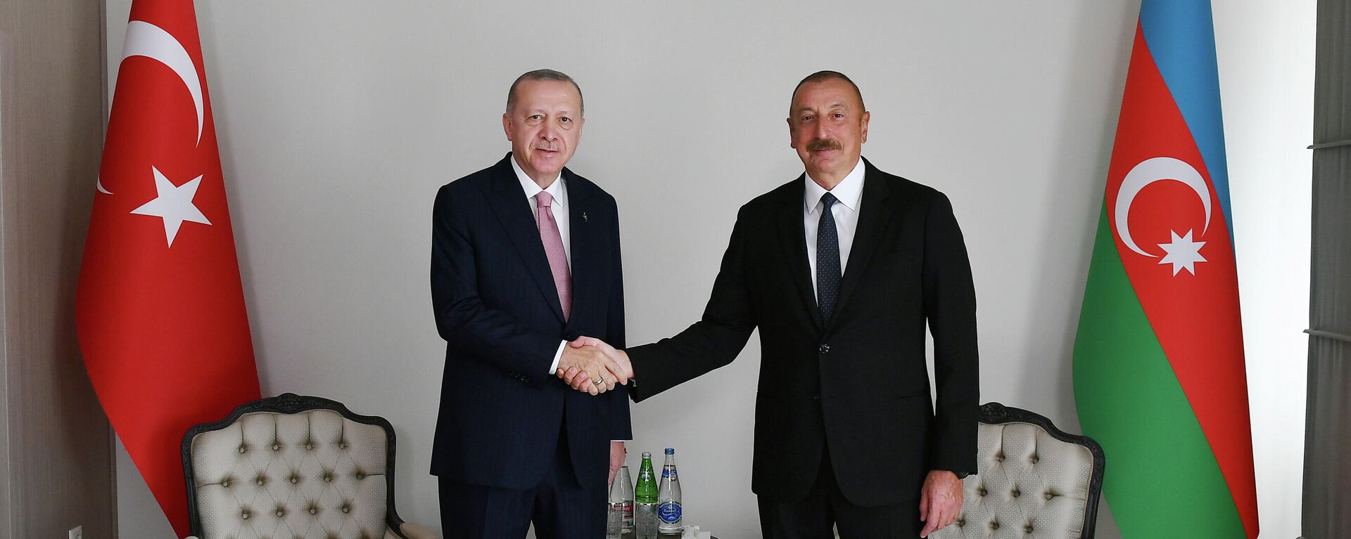 Recep Tayyip Erdogan, el presidente de Turquía (izqda.), con su homólogo azerí, Ilham Iliyev  (dcha.)  - Sputnik Mundo, 1920, 16.06.2021