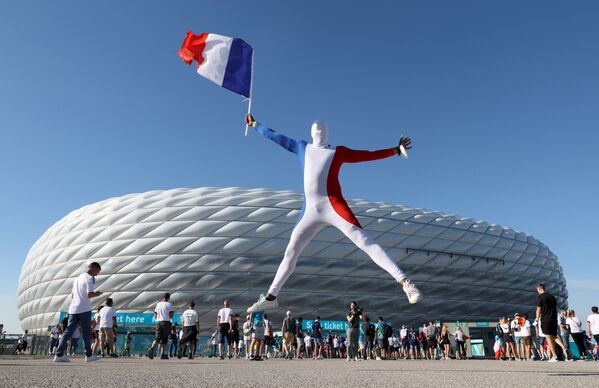 Un fanático de la selección francesa en el Allianz Arena de Múnich antes del inicio del partido de la fase de grupos de la Euro 2020 entre Francia y Alemania. - Sputnik Mundo