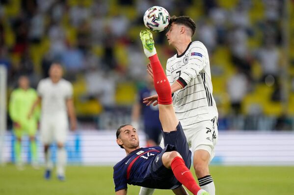 El delantero alemán Kai Havertz lucha por la pelota con el centrocampista francés Adrien Rabiot durante el partido de la fase de grupos de la Euro 2020 entre Alemania y Francia. - Sputnik Mundo