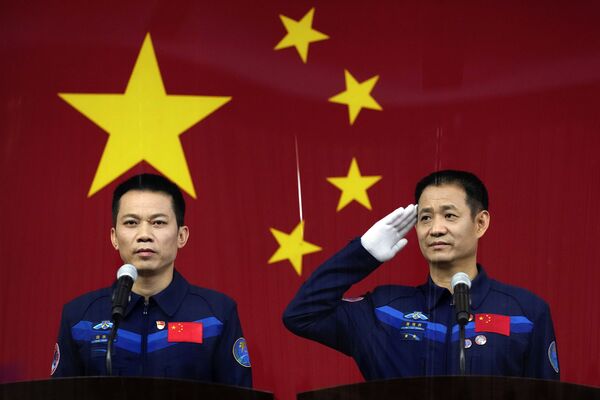 China tiene previsto enviar a tres taikonautas a la órbita para tomen parte en la construcción de la futura estación espacial china. Nie Haisheng (derecha), Liu Boming y Tang Hongbo (izquierda) han sido seleccionados para la misión. Antes del vuelo, celebraron una conferencia de prensa en el Jiuquan Satellite Launch Center. - Sputnik Mundo