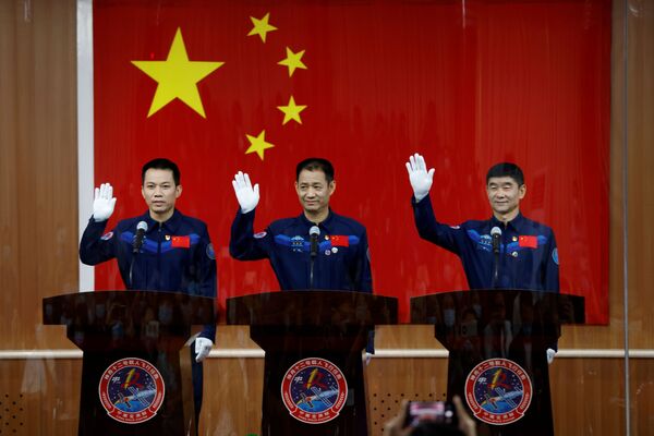 China envió por primera vez a un hombre al espacio en octubre de 2003, Yang Liwei. Recibió el título de &#x27;taikonauta heroico&#x27; ese mismo año. En la foto: los taikonautas Nie Haisheng, Liu Boming y Tang Hongbo durante la rueda de prensa. - Sputnik Mundo