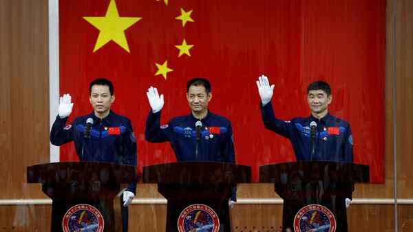 Китайские астронавты на пресс-конференции до полета в космос  - Sputnik Mundo