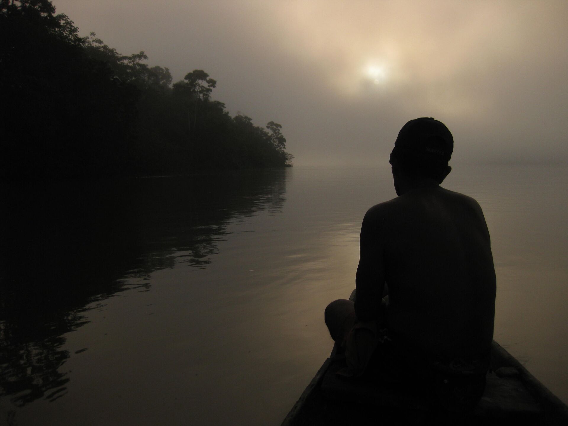 Indígena Macuna en su canoa, río Apaporis, Amazonia colombiana - Sputnik Mundo, 1920, 17.06.2021
