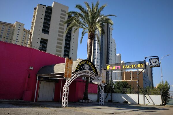 Discoteca Fun Factory, en las afueras de Benidorm, cerrada desde la pandemia - Sputnik Mundo