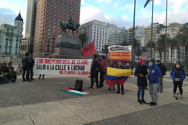 Manifestantes en la Plaza Independencia de Montevideo, Uruguay, durante el paro general de junio de 2021 - Sputnik Mundo