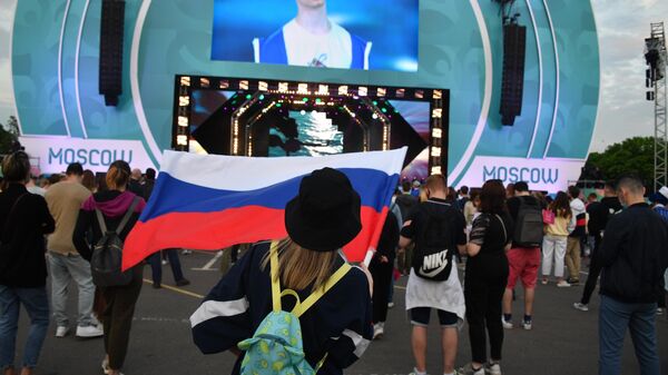 Zona de fans en Moscú durante la Eurocopa  - Sputnik Mundo
