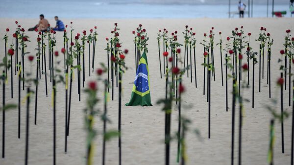 La playa de Copacabana recuerda al medio millón de muertos por el coronavirus en Brasil - Sputnik Mundo