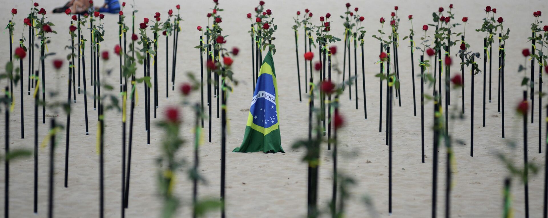 La playa de Copacabana recuerda al medio millón de muertos por el coronavirus en Brasil - Sputnik Mundo, 1920, 20.06.2021