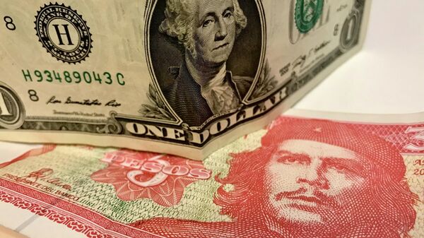 Dólar y pesos cubanos - Sputnik Mundo