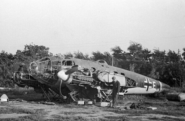 La guerra, dura y sangrienta, duró 1.418 días. Terminó el 9 de mayo de 1945 con la derrota completa de los nazis.En la foto: uno de los primeros aviones alemanes derribado cerca de Odesa, el 1 de julio de 1941. - Sputnik Mundo