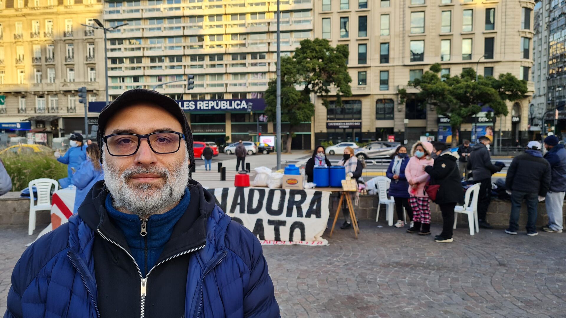 Rodrigo Segura, militante de la organización MTD Aníbal Verón, frente al Obelisco porteño - Sputnik Mundo, 1920, 22.06.2021